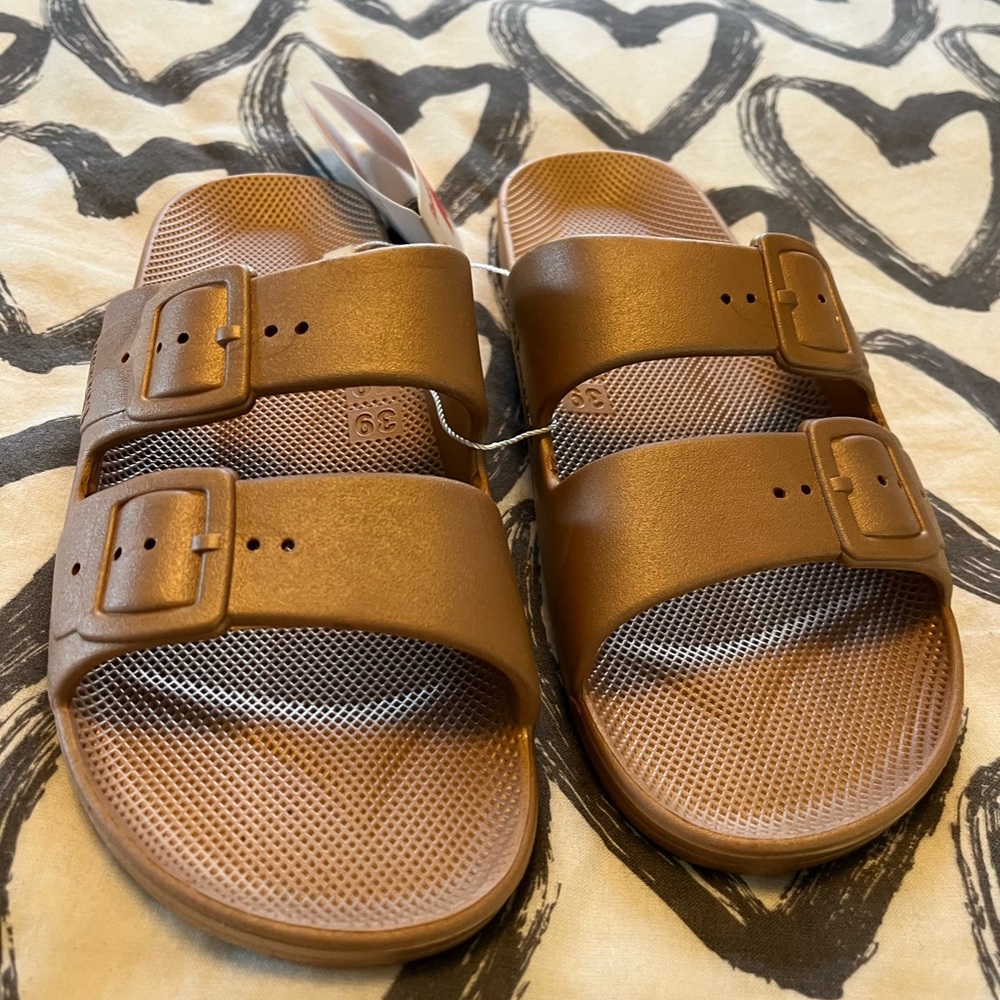 NWT Rose Gold Freedom Moses slides